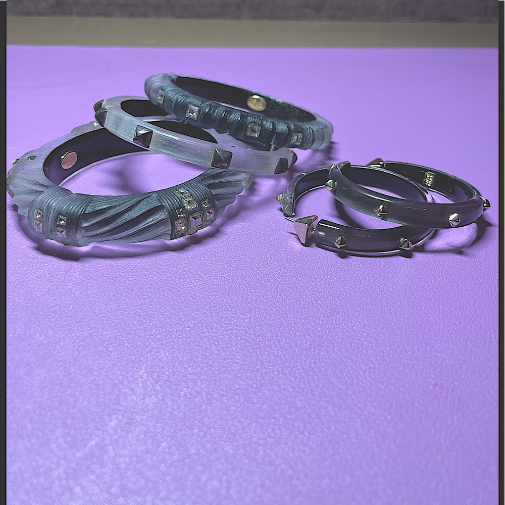 THIS ITEM HAS SOLD . DO NOT UNDERSTAND WHY THERE ARE 2 POSTINGS & CAN’T DELETE.